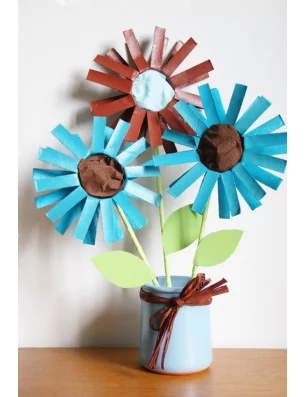 IDEES CREATIVES : Tuto : Réaliser un bouquet de fleurs récup' avec les enfants, par Madiwi