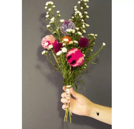 IDEES CREATIVES : Tuto : Réaliser un bouquet de pompons, par The Creative Contente