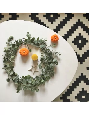 IDEES CREATIVES : Tuto : Décorer une table avec une couronne d’eucalyptus, par Caroline
