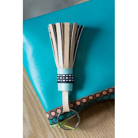 IDEES CREATIVES : Tuto - Bureau Vintage - Pompons en simili cuir doublé de tissu