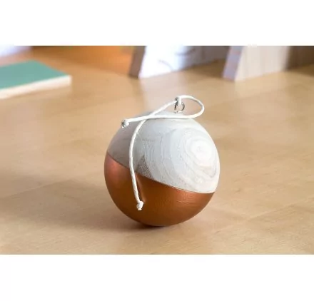 IDEES CREATIVES : Décoration sobre dans un espace très contemporain - La boule en bois